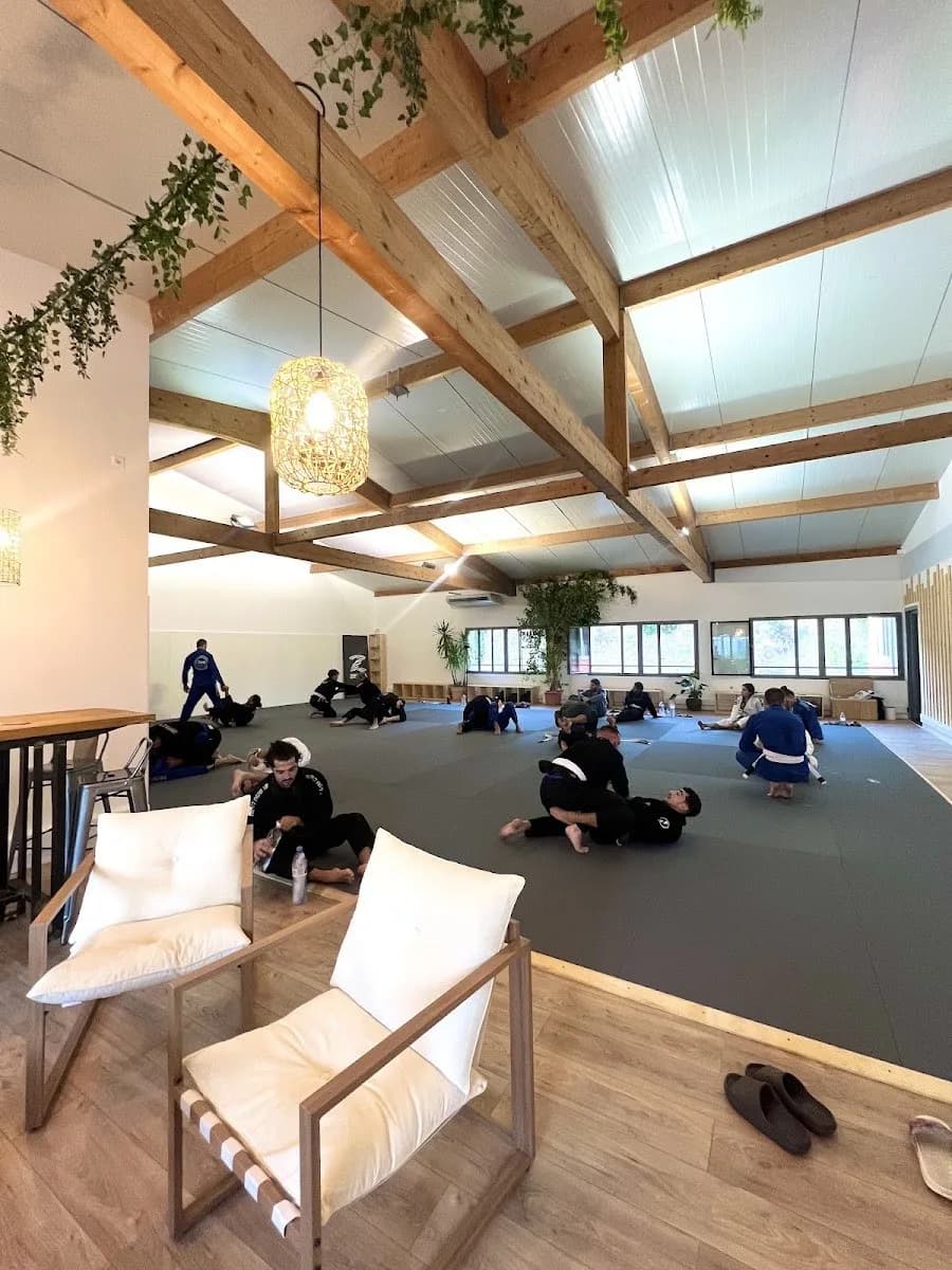 IMPACT JIU-JITSU - Club de Jiu-Jitsu Brésilien et Grappling - Aix-en-Provence — Brazilian Jiu-Jitsu in Le Tholonet, France.